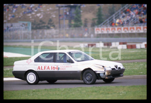 Nino BENVENUTI ALFA 164 CELEBRITY RACE SAN MARINO GP 1988 35 mm vintage slide 2 Diapositiva d'epoca, in formato 35 mm.CONDIZIONI: GOODE' severamente vietata la riproduzione. Tutti i diritti sono riservati.Nella diapositiva ICharta mette in vendita, sul negozio eBay e in esclusiva sul sito "icharta" il proprio archivio composto da numerose diapositive e negativi fotografici d'epoca, tutti originali e autentici, che attraversano la storia del costume italiano tra gli la fine degli anni Sessanta e Novanta.Si tratta di uno sguardo inedito sull'attualità , la politica, la vita quotidiana, il gossip e la cultura, che fotografa il cambiamento della nazione in quest'ultimo scorcio del XX secolo. Un'occasione unica per il mercato del collezionismo, che vede finalmente disponibile un archivio eccezionale per vastità , tematiche e condizioni, in un settore (il negativo fotografico e la diapositiva) di assoluta novità  e dalle interessanti prospettive di investimento.  GOOD/buono   originale e autentica 1