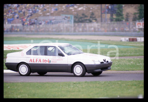 Carlo BONOMI ALFA 164 CELEBRITY RACE SAN MARINO GP 1988 35 mm vintage slide 2 Diapositiva d'epoca, in formato 35 mm.CONDIZIONI: GOODE' severamente vietata la riproduzione. Tutti i diritti sono riservati.Nella diapositiva ICharta mette in vendita, sul negozio eBay e in esclusiva sul sito "icharta" il proprio archivio composto da numerose diapositive e negativi fotografici d'epoca, tutti originali e autentici, che attraversano la storia del costume italiano tra gli la fine degli anni Sessanta e Novanta.Si tratta di uno sguardo inedito sull'attualità , la politica, la vita quotidiana, il gossip e la cultura, che fotografa il cambiamento della nazione in quest'ultimo scorcio del XX secolo. Un'occasione unica per il mercato del collezionismo, che vede finalmente disponibile un archivio eccezionale per vastità , tematiche e condizioni, in un settore (il negativo fotografico e la diapositiva) di assoluta novità  e dalle interessanti prospettive di investimento.  GOOD/buono   originale e autentica 1