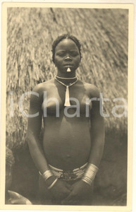 1930 ca ZAGOURSKI «L'Afrique qui disparaît» Femme de la brousse *Postcard 113  Fotocartolina postale d'epoca, appartenente alla serie «L'Afrique qui disparaît» del fotografo Casimir Zagourski (Léopoldville).Non viaggiata. GOOD/buono  Formato: 9x14 cm originale e autentica 1