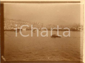 1925 ca GENOVA - Veduta del porto dal mare - Fotografia 11x9 cm Fotografia originale d'epoca.La fotografia proviene da un più vasto album che documenta i viaggi di una famiglia di nove persone attraverso l'Europa, il Nord Africa e il Sud America.Rappresenta un'interessante testimonianza di  viaggi verso luoghi esotici e lontani o verso i principali monumenti dell'Europa dell'epoca. FAIR/discreto difetti di stampa Formato: 11x9 cm originale e autentica 1