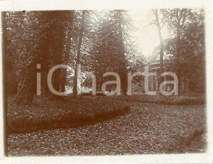 1925 ca VERSAILLES Petit Trianon - Tempio dell'Amore - Fotografia 11x9 cm Fotografia originale d'epoca.La fotografia proviene da un più vasto album che documenta i viaggi di una famiglia di nove persone attraverso l'Europa, il Nord Africa e il Sud America.La presente attesta una tappa in Francia, nella zona di Parigi e Versailles. Rappresenta un'interessante testimonianza di viaggi verso luoghi esotici e lontani o i principali monumenti dell'Europa dell'epoca. GOOD/buono  Formato: 11x9 cm originale e autentica 1