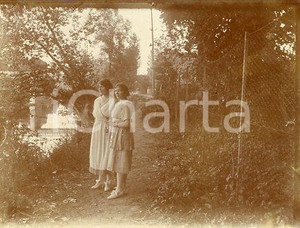 1925 ca VERSAILLES - Coppia di donne in un parco (2) - Fotografia 11x9 cm Fotografia originale d'epoca.La fotografia proviene da un più vasto album che documenta i viaggi di una famiglia di nove persone attraverso l'Europa, il Nord Africa e il Sud America.Rappresenta un'interessante testimonianza di viaggi verso luoghi esotici e lontani o i principali monumenti dell'Europa dell'epoca. GOOD/buono  Formato: 11x9 cm originale e autentica 1