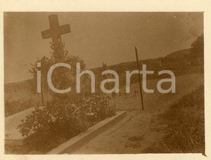 1920 ca FRANCE Cimitero di guerra - Fotografia 11x9 cm Fotografia originale d'epoca.La fotografia proviene da un più vasto album che documenta i viaggi di una famiglia di nove persone attraverso l'Europa, il Nord Africa e il Sud America.Rappresenta un'interessante testimonianza di molteplici viaggi verso luoghi esotici e lontani o verso i principali monumenti dell'Europa dell'epoca. GOOD/buono  Formato: 11x9 cm originale e autentica 1