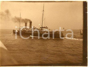 1920 ca BELGIO OSTENDA - Traghetto "Princesse Marie José" - Fotografia 11x9 cm Fotografia originale d'epoca.La fotografia proviene da un più vasto album che documenta i viaggi di una famiglia di nove persone attraverso l'Europa, il Nord Africa e il Sud America.Rappresenta un'interessante testimonianza di viaggi verso luoghi esotici e lontani o verso i principali monumenti dell'Europa dell'epoca. FAIR/discreto lievi piegature d'epoca; difetti di stampa Formato: 11x9 cm originale e autentica 1