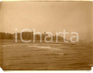 1920 ca BELGIO OSTENDA - Città vista dal mare (1) - Fotografia 11x9 cm Fotografia originale d'epoca.La fotografia proviene da un più vasto album che documenta i viaggi di una famiglia di nove persone attraverso l'Europa, il Nord Africa e il Sud America.Rappresenta un'interessante testimonianza di viaggi verso luoghi esotici e lontani o verso i principali monumenti dell'Europa dell'epoca. FAIR/discreto mancanze angolari dovute all'inserimento in un album Formato: 11x9 cm originale e autentica 1