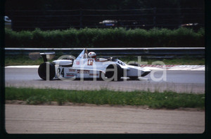 FORMULA 3 GP MONZA 1980 ca 35 mm vintage slide Diapositiva d'epoca, in formato 35 mm.CONDIZIONI: GOODE' severamente vietata la riproduzione. Tutti i diritti sono riservati.Nella diapositiva ICharta mette in vendita, sul negozio eBay e in esclusiva sul sito "icharta" il proprio archivio composto da numerose diapositive e negativi fotografici d'epoca, tutti originali e autentici, che attraversano la storia del costume italiano tra gli la fine degli anni Sessanta e Novanta.Si tratta di uno sguardo inedito sull'attualità , la politica, la vita quotidiana, il gossip e la cultura, che fotografa il cambiamento della nazione in quest'ultimo scorcio del XX secolo. Un'occasione unica per il mercato del collezionismo, che vede finalmente disponibile un archivio eccezionale per vastità , tematiche e condizioni, in un settore (il negativo fotografico e la diapositiva) di assoluta novità  e dalle interessanti prospettive di investimento.  GOOD/buono   originale e autentica 1