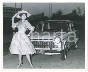1959 MEXICO Silvana PAMPANINI posa con FIAT 1800 *Foto 25x20 cm (29)  Fotografia d'epoca. GOOD/buono  Formato: 20x25 cm originale e autentica 1