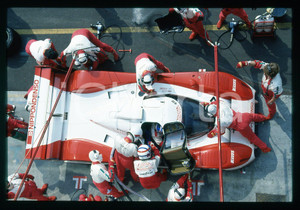 Geoff LEES Hitoshi OGAWA TOYOTA TS010 - 500 KM MONZA 1992 35mm vintage slide 3 Diapositiva d'epoca, in formato 35 mm.CONDIZIONI: GOODE' severamente vietata la riproduzione. Tutti i diritti sono riservati.Nella diapositiva ICharta mette in vendita, sul negozio eBay e in esclusiva sul sito "icharta" il proprio archivio composto da numerose diapositive e negativi fotografici d'epoca, tutti originali e autentici, che attraversano la storia del costume italiano tra gli la fine degli anni Sessanta e Novanta.Si tratta di uno sguardo inedito sull'attualità , la politica, la vita quotidiana, il gossip e la cultura, che fotografa il cambiamento della nazione in quest'ultimo scorcio del XX secolo. Un'occasione unica per il mercato del collezionismo, che vede finalmente disponibile un archivio eccezionale per vastità , tematiche e condizioni, in un settore (il negativo fotografico e la diapositiva) di assoluta novità  e dalle interessanti prospettive di investimento.  GOOD/buono   originale e autentica 1