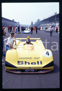 Christophe BOUCHUT PEUGEOT 905 - 500 KM MONZA 1992 35 mm vintage slide 2 Diapositiva d'epoca, in formato 35 mm.CONDIZIONI: GOODE' severamente vietata la riproduzione. Tutti i diritti sono riservati.Nella diapositiva ICharta mette in vendita, sul negozio eBay e in esclusiva sul sito "icharta" il proprio archivio composto da numerose diapositive e negativi fotografici d'epoca, tutti originali e autentici, che attraversano la storia del costume italiano tra gli la fine degli anni Sessanta e Novanta.Si tratta di uno sguardo inedito sull'attualità , la politica, la vita quotidiana, il gossip e la cultura, che fotografa il cambiamento della nazione in quest'ultimo scorcio del XX secolo. Un'occasione unica per il mercato del collezionismo, che vede finalmente disponibile un archivio eccezionale per vastità , tematiche e condizioni, in un settore (il negativo fotografico e la diapositiva) di assoluta novità  e dalle interessanti prospettive di investimento.  GOOD/buono   originale e autentica 1