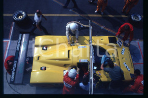 Ranieri RANDACCIO SPICE SE90C - 500 KM MONZA 1992 35 mm vintage slide 2 Diapositiva d'epoca, in formato 35 mm.CONDIZIONI: GOODE' severamente vietata la riproduzione. Tutti i diritti sono riservati.Nella diapositiva ICharta mette in vendita, sul negozio eBay e in esclusiva sul sito "icharta" il proprio archivio composto da numerose diapositive e negativi fotografici d'epoca, tutti originali e autentici, che attraversano la storia del costume italiano tra gli la fine degli anni Sessanta e Novanta.Si tratta di uno sguardo inedito sull'attualità , la politica, la vita quotidiana, il gossip e la cultura, che fotografa il cambiamento della nazione in quest'ultimo scorcio del XX secolo. Un'occasione unica per il mercato del collezionismo, che vede finalmente disponibile un archivio eccezionale per vastità , tematiche e condizioni, in un settore (il negativo fotografico e la diapositiva) di assoluta novità  e dalle interessanti prospettive di investimento.  GOOD/buono   originale e autentica 1