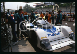 Maurizio Sandro SALA MAZDA MXR-01 - 500 KM MONZA 1992 35 mm vintage slide 2 Diapositiva d'epoca, in formato 35 mm.CONDIZIONI: GOODE' severamente vietata la riproduzione. Tutti i diritti sono riservati.Nella diapositiva ICharta mette in vendita, sul negozio eBay e in esclusiva sul sito "icharta" il proprio archivio composto da numerose diapositive e negativi fotografici d'epoca, tutti originali e autentici, che attraversano la storia del costume italiano tra gli la fine degli anni Sessanta e Novanta.Si tratta di uno sguardo inedito sull'attualità , la politica, la vita quotidiana, il gossip e la cultura, che fotografa il cambiamento della nazione in quest'ultimo scorcio del XX secolo. Un'occasione unica per il mercato del collezionismo, che vede finalmente disponibile un archivio eccezionale per vastità , tematiche e condizioni, in un settore (il negativo fotografico e la diapositiva) di assoluta novità  e dalle interessanti prospettive di investimento.  GOOD/buono   originale e autentica 1