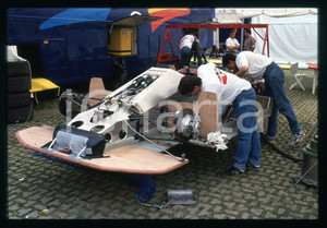 Christophe BOUCHUT PEUGEOT 905 - 500 KM MONZA 1992 35 mm vintage slide 3 Diapositiva d'epoca, in formato 35 mm.CONDIZIONI: GOODE' severamente vietata la riproduzione. Tutti i diritti sono riservati.Nella diapositiva ICharta mette in vendita, sul negozio eBay e in esclusiva sul sito "icharta" il proprio archivio composto da numerose diapositive e negativi fotografici d'epoca, tutti originali e autentici, che attraversano la storia del costume italiano tra gli la fine degli anni Sessanta e Novanta.Si tratta di uno sguardo inedito sull'attualità , la politica, la vita quotidiana, il gossip e la cultura, che fotografa il cambiamento della nazione in quest'ultimo scorcio del XX secolo. Un'occasione unica per il mercato del collezionismo, che vede finalmente disponibile un archivio eccezionale per vastità , tematiche e condizioni, in un settore (il negativo fotografico e la diapositiva) di assoluta novità  e dalle interessanti prospettive di investimento.  GOOD/buono   originale e autentica 1