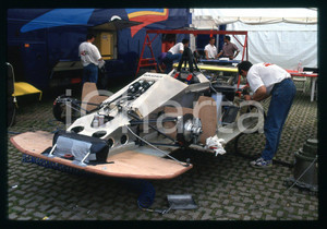 Christophe BOUCHUT PEUGEOT 905 - 500 KM MONZA 1992 35 mm vintage slide 4 Diapositiva d'epoca, in formato 35 mm.CONDIZIONI: GOODE' severamente vietata la riproduzione. Tutti i diritti sono riservati.Nella diapositiva ICharta mette in vendita, sul negozio eBay e in esclusiva sul sito "icharta" il proprio archivio composto da numerose diapositive e negativi fotografici d'epoca, tutti originali e autentici, che attraversano la storia del costume italiano tra gli la fine degli anni Sessanta e Novanta.Si tratta di uno sguardo inedito sull'attualità , la politica, la vita quotidiana, il gossip e la cultura, che fotografa il cambiamento della nazione in quest'ultimo scorcio del XX secolo. Un'occasione unica per il mercato del collezionismo, che vede finalmente disponibile un archivio eccezionale per vastità , tematiche e condizioni, in un settore (il negativo fotografico e la diapositiva) di assoluta novità  e dalle interessanti prospettive di investimento.  GOOD/buono   originale e autentica 1