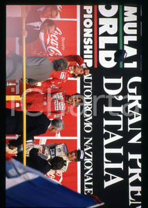 Alain PROST Gerhard BERGER Thierry BOUTSEN F1 GP MONZA 1989  35 mm vintage slide Diapositiva d'epoca, in formato 35 mm.CONDIZIONI: GOODE' severamente vietata la riproduzione. Tutti i diritti sono riservati.Nella diapositiva ICharta mette in vendita, sul negozio eBay e in esclusiva sul sito "icharta" il proprio archivio composto da numerose diapositive e negativi fotografici d'epoca, tutti originali e autentici, che attraversano la storia del costume italiano tra gli la fine degli anni Sessanta e Novanta.Si tratta di uno sguardo inedito sull'attualità , la politica, la vita quotidiana, il gossip e la cultura, che fotografa il cambiamento della nazione in quest'ultimo scorcio del XX secolo. Un'occasione unica per il mercato del collezionismo, che vede finalmente disponibile un archivio eccezionale per vastità , tematiche e condizioni, in un settore (il negativo fotografico e la diapositiva) di assoluta novità  e dalle interessanti prospettive di investimento.  GOOD/buono   originale e autentica 1