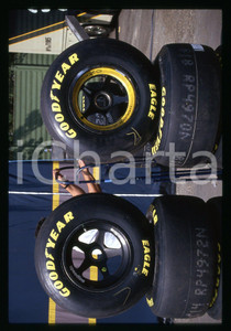 Treni di gomme GOODYEAR EAGLE FORMULA 1 GP MONZA 1989  35 mm vintage slide 5 Diapositiva d'epoca, in formato 35 mm.CONDIZIONI: GOODE' severamente vietata la riproduzione. Tutti i diritti sono riservati.Nella diapositiva ICharta mette in vendita, sul negozio eBay e in esclusiva sul sito "icharta" il proprio archivio composto da numerose diapositive e negativi fotografici d'epoca, tutti originali e autentici, che attraversano la storia del costume italiano tra gli la fine degli anni Sessanta e Novanta.Si tratta di uno sguardo inedito sull'attualità , la politica, la vita quotidiana, il gossip e la cultura, che fotografa il cambiamento della nazione in quest'ultimo scorcio del XX secolo. Un'occasione unica per il mercato del collezionismo, che vede finalmente disponibile un archivio eccezionale per vastità , tematiche e condizioni, in un settore (il negativo fotografico e la diapositiva) di assoluta novità  e dalle interessanti prospettive di investimento.  GOOD/buono   originale e autentica 1