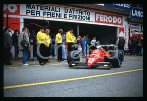 Gerhard BERGER su FERRARI F1-87/88C - F1 GP SAN MARINO 1988 35 mm vintage slide Diapositiva d'epoca, in formato 35 mm.CONDIZIONI: GOODE' severamente vietata la riproduzione. Tutti i diritti sono riservati.Nella diapositiva ICharta mette in vendita, sul negozio eBay e in esclusiva sul sito "icharta" il proprio archivio composto da numerose diapositive e negativi fotografici d'epoca, tutti originali e autentici, che attraversano la storia del costume italiano tra gli la fine degli anni Sessanta e Novanta.Si tratta di uno sguardo inedito sull'attualità , la politica, la vita quotidiana, il gossip e la cultura, che fotografa il cambiamento della nazione in quest'ultimo scorcio del XX secolo. Un'occasione unica per il mercato del collezionismo, che vede finalmente disponibile un archivio eccezionale per vastità , tematiche e condizioni, in un settore (il negativo fotografico e la diapositiva) di assoluta novità  e dalle interessanti prospettive di investimento.  GOOD/buono   originale e autentica 1