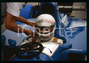 Martin BRUNDLE su LIGIER JS39 - F1 GP SAN MARINO 1988 35 mm vintage slide Diapositiva d'epoca, in formato 35 mm.CONDIZIONI: GOODE' severamente vietata la riproduzione. Tutti i diritti sono riservati.Nella diapositiva ICharta mette in vendita, sul negozio eBay e in esclusiva sul sito "icharta" il proprio archivio composto da numerose diapositive e negativi fotografici d'epoca, tutti originali e autentici, che attraversano la storia del costume italiano tra gli la fine degli anni Sessanta e Novanta.Si tratta di uno sguardo inedito sull'attualità , la politica, la vita quotidiana, il gossip e la cultura, che fotografa il cambiamento della nazione in quest'ultimo scorcio del XX secolo. Un'occasione unica per il mercato del collezionismo, che vede finalmente disponibile un archivio eccezionale per vastità , tematiche e condizioni, in un settore (il negativo fotografico e la diapositiva) di assoluta novità  e dalle interessanti prospettive di investimento.  GOOD/buono   originale e autentica 1