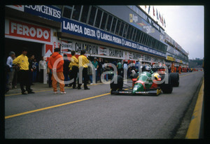Alessandro NANNINI su BENETTON B188 - F1 GP SAN MARINO 1988 35 mm vintage slide Diapositiva d'epoca, in formato 35 mm.CONDIZIONI: GOODE' severamente vietata la riproduzione. Tutti i diritti sono riservati.Nella diapositiva ICharta mette in vendita, sul negozio eBay e in esclusiva sul sito "icharta" il proprio archivio composto da numerose diapositive e negativi fotografici d'epoca, tutti originali e autentici, che attraversano la storia del costume italiano tra gli la fine degli anni Sessanta e Novanta.Si tratta di uno sguardo inedito sull'attualità , la politica, la vita quotidiana, il gossip e la cultura, che fotografa il cambiamento della nazione in quest'ultimo scorcio del XX secolo. Un'occasione unica per il mercato del collezionismo, che vede finalmente disponibile un archivio eccezionale per vastità , tematiche e condizioni, in un settore (il negativo fotografico e la diapositiva) di assoluta novità  e dalle interessanti prospettive di investimento.  GOOD/buono   originale e autentica 1