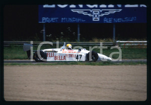 FORMULA 3 GP MONZA 1980 ca  35 mm vintage slide 4 Diapositiva d'epoca, in formato 35 mm.CONDIZIONI: GOODE' severamente vietata la riproduzione. Tutti i diritti sono riservati.Nella diapositiva ICharta mette in vendita, sul negozio eBay e in esclusiva sul sito "icharta" il proprio archivio composto da numerose diapositive e negativi fotografici d'epoca, tutti originali e autentici, che attraversano la storia del costume italiano tra gli la fine degli anni Sessanta e Novanta.Si tratta di uno sguardo inedito sull'attualità , la politica, la vita quotidiana, il gossip e la cultura, che fotografa il cambiamento della nazione in quest'ultimo scorcio del XX secolo. Un'occasione unica per il mercato del collezionismo, che vede finalmente disponibile un archivio eccezionale per vastità , tematiche e condizioni, in un settore (il negativo fotografico e la diapositiva) di assoluta novità  e dalle interessanti prospettive di investimento.  GOOD/buono   originale e autentica 1
