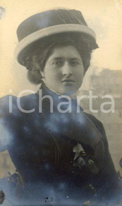 1915 ca BRENO (BS) Beatrice TAGLIERINI MONTIGLIO *Fotocartolina Luigi GREA 2 Fotografia originale d'epoca, in formato cartolina postale.Si tratta di uno scatto realizzato da un fotografo amatoriale, Luigi "Gigi" Grea, funzionario delle ferrovie. FAIR/discreto aloni Formato: 9x14 cm originale e autentica 1