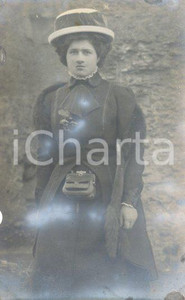 1915 ca BRENO (BS) Beatrice TAGLIERINI MONTIGLIO *Fotocartolina Luigi GREA 3 Fotografia originale d'epoca, in formato cartolina postale.Si tratta di uno scatto realizzato da un fotografo amatoriale, Luigi "Gigi" Grea, funzionario delle ferrovie. POOR/danneggiato aloni e difetti di stampa marginali Formato: 9x14 cm originale e autentica 1