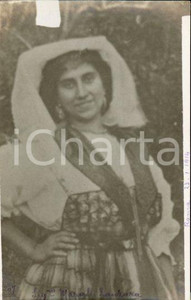 1914 ROMA Margherita LANZARA in costume popolare *Fotocartolina Luigi GREA Fotografia originale d'epoca, in formato cartolina postale.Si tratta di uno scatto realizzato da un fotografo amatoriale, Luigi "Gigi" Grea, funzionario delle ferrovie.Didascalia al recto, autografa del fotografo, e al verso. POOR/danneggiato difetti di stampa Formato: 9x14 cm originale e autentica 1
