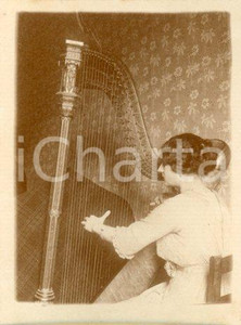 1914 ROMA Ritratto di Maria CAZZANI con l'arpa - Foto artistica Luigi GREA 9x12 Fotografia originale d'epoca.Si tratta di uno scatto realizzato da un fotografo amatoriale, Luigi "Gigi" Grea, funzionario delle ferrovie. GOOD/buono  Formato: 9x12 cm originale e autentica 1