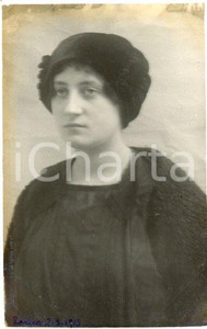 1914 ROMA Ritratto di Maria CAZZANI - Fotocartolina Luigi GREA (1) Fotografia originale d'epoca.Si tratta di uno scatto realizzato da un fotografo amatoriale, Luigi "Gigi" Grea, funzionario delle ferrovie. POOR/danneggiato aloni Formato: 9x14 cm originale e autentica 1