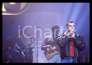 883 Max PEZZALI Concerto su ITALIA 1 1995 - 35mm vintage slide (12) Diapositiva originale, in formato 35 mm.La foto venne scattata durante le riprese dello speciale dedicato all'album "La donna il sogno & il grande incubo" trasmesso su Italia 1.Per i diritti rivolgersi a ICharta.E' severamente vietata la riproduzione. Tutti i diritti sono riservati.ICharta mette in vendita, sul negozio eBay e in esclusiva sul sito "icharta" il proprio archivio composto da numerose diapositive e negativi fotografici d'epoca, tutti originali e autentici, che attraversano la storia del costume tra la fine degli anni Sessanta e Novanta.Si tratta di uno sguardo inedito sull'attualità , la politica, la vita quotidiana, il gossip e la cultura, che fotografa il cambiamento della nazione in quest'ultimo scorcio del XX secolo.Un'occasione unica per il mercato del collezionismo, che vede finalmente disponibile un archivio eccezionale per vastità , tematiche e condizioni, in un settore (il negativo fotografico e la diapositiva) di assoluta novitÃ e dalle interessanti prospettive di investimento. GOOD/buono   originale e autentica 1