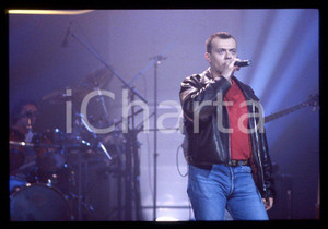 883 Max PEZZALI Concerto su ITALIA 1 1995 - 35mm vintage slide (14) Diapositiva originale, in formato 35 mm.La foto venne scattata durante le riprese dello speciale dedicato all'album "La donna il sogno & il grande incubo" trasmesso su Italia 1.Per i diritti rivolgersi a ICharta.E' severamente vietata la riproduzione. Tutti i diritti sono riservati.ICharta mette in vendita, sul negozio eBay e in esclusiva sul sito "icharta" il proprio archivio composto da numerose diapositive e negativi fotografici d'epoca, tutti originali e autentici, che attraversano la storia del costume tra la fine degli anni Sessanta e Novanta.Si tratta di uno sguardo inedito sull'attualità , la politica, la vita quotidiana, il gossip e la cultura, che fotografa il cambiamento della nazione in quest'ultimo scorcio del XX secolo.Un'occasione unica per il mercato del collezionismo, che vede finalmente disponibile un archivio eccezionale per vastità , tematiche e condizioni, in un settore (il negativo fotografico e la diapositiva) di assoluta novitÃ e dalle interessanti prospettive di investimento. GOOD/buono   originale e autentica 1