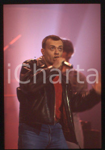 883 Max PEZZALI Concerto su ITALIA 1 1995 - 35mm vintage slide (20) Diapositiva originale, in formato 35 mm.La foto venne scattata durante le riprese dello speciale dedicato all'album "La donna il sogno & il grande incubo" trasmesso su Italia 1.Per i diritti rivolgersi a ICharta.E' severamente vietata la riproduzione. Tutti i diritti sono riservati.ICharta mette in vendita, sul negozio eBay e in esclusiva sul sito "icharta" il proprio archivio composto da numerose diapositive e negativi fotografici d'epoca, tutti originali e autentici, che attraversano la storia del costume tra la fine degli anni Sessanta e Novanta.Si tratta di uno sguardo inedito sull'attualità , la politica, la vita quotidiana, il gossip e la cultura, che fotografa il cambiamento della nazione in quest'ultimo scorcio del XX secolo.Un'occasione unica per il mercato del collezionismo, che vede finalmente disponibile un archivio eccezionale per vastità , tematiche e condizioni, in un settore (il negativo fotografico e la diapositiva) di assoluta novitÃ e dalle interessanti prospettive di investimento. GOOD/buono   originale e autentica 1