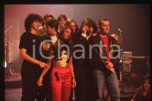 883 Max PEZZALI Paola IEZZI Concerto su ITALIA 1 1995 - 35mm vintage slide (26) Diapositiva originale, in formato 35 mm.La foto venne scattata durante le riprese dello speciale dedicato all'album "La donna il sogno & il grande incubo" trasmesso su Italia 1.Nella diapositiva compare inoltre Claudio Cecchetto. Per i diritti rivolgersi a ICharta.E' severamente vietata la riproduzione. Tutti i diritti sono riservati.ICharta mette in vendita, sul negozio eBay e in esclusiva sul sito "icharta" il proprio archivio composto da numerose diapositive e negativi fotografici d'epoca, tutti originali e autentici, che attraversano la storia del costume tra la fine degli anni Sessanta e Novanta.Si tratta di uno sguardo inedito sull'attualità , la politica, la vita quotidiana, il gossip e la cultura, che fotografa il cambiamento della nazione in quest'ultimo scorcio del XX secolo.Un'occasione unica per il mercato del collezionismo, che vede finalmente disponibile un archivio eccezionale per vastità , tematiche e condizioni, in un settore (il negativo fotografico e la diapositiva) di assoluta novitÃ e dalle interessanti prospettive di investimento. GOOD/buono   originale e autentica 1