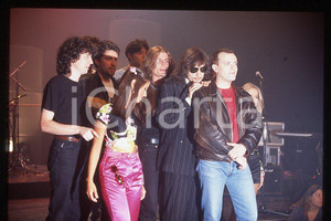 883 Max PEZZALI Paola IEZZI Concerto su ITALIA 1 1995 - 35mm vintage slide (29) Diapositiva originale, in formato 35 mm.La foto venne scattata durante le riprese dello speciale dedicato all'album "La donna il sogno & il grande incubo" trasmesso su Italia 1.Nella diapositiva compare inoltre Claudio Cecchetto. Per i diritti rivolgersi a ICharta.E' severamente vietata la riproduzione. Tutti i diritti sono riservati.ICharta mette in vendita, sul negozio eBay e in esclusiva sul sito "icharta" il proprio archivio composto da numerose diapositive e negativi fotografici d'epoca, tutti originali e autentici, che attraversano la storia del costume tra la fine degli anni Sessanta e Novanta.Si tratta di uno sguardo inedito sull'attualità , la politica, la vita quotidiana, il gossip e la cultura, che fotografa il cambiamento della nazione in quest'ultimo scorcio del XX secolo.Un'occasione unica per il mercato del collezionismo, che vede finalmente disponibile un archivio eccezionale per vastità , tematiche e condizioni, in un settore (il negativo fotografico e la diapositiva) di assoluta novitÃ e dalle interessanti prospettive di investimento. GOOD/buono   originale e autentica 1