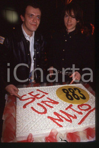 883 Max PEZZALI Mauro REPETTO 1993 - 35mm vintage slide Diapositiva originale, in formato 35 mm.Per i diritti rivolgersi a ICharta.E' severamente vietata la riproduzione. Tutti i diritti sono riservati.ICharta mette in vendita, sul negozio eBay e in esclusiva sul sito "icharta" il proprio archivio composto da numerose diapositive e negativi fotografici d'epoca, tutti originali e autentici, che attraversano la storia del costume tra la fine degli anni Sessanta e Novanta.Si tratta di uno sguardo inedito sull'attualità , la politica, la vita quotidiana, il gossip e la cultura, che fotografa il cambiamento della nazione in quest'ultimo scorcio del XX secolo.Un'occasione unica per il mercato del collezionismo, che vede finalmente disponibile un archivio eccezionale per vastità , tematiche e condizioni, in un settore (il negativo fotografico e la diapositiva) di assoluta novitÃ e dalle interessanti prospettive di investimento. GOOD/buono   originale e autentica 1