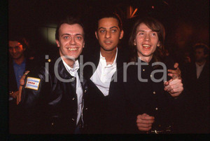 883 Max PEZZALI Mauro REPETTO - FIORELLO 1993 - 35mm vintage slide (2) Diapositiva originale, in formato 35 mm.Per i diritti rivolgersi a ICharta.E' severamente vietata la riproduzione. Tutti i diritti sono riservati.ICharta mette in vendita, sul negozio eBay e in esclusiva sul sito "icharta" il proprio archivio composto da numerose diapositive e negativi fotografici d'epoca, tutti originali e autentici, che attraversano la storia del costume tra la fine degli anni Sessanta e Novanta.Si tratta di uno sguardo inedito sull'attualità , la politica, la vita quotidiana, il gossip e la cultura, che fotografa il cambiamento della nazione in quest'ultimo scorcio del XX secolo.Un'occasione unica per il mercato del collezionismo, che vede finalmente disponibile un archivio eccezionale per vastità , tematiche e condizioni, in un settore (il negativo fotografico e la diapositiva) di assoluta novitÃ e dalle interessanti prospettive di investimento. GOOD/buono   originale e autentica 1