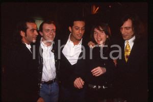 883 Max PEZZALI Mauro REPETTO - FIORELLO 1993 - 35mm vintage slide (7) Diapositiva originale, in formato 35 mm.Nella diapositiva compare inoltre Claudio Cecchetto.Per i diritti rivolgersi a ICharta.E' severamente vietata la riproduzione. Tutti i diritti sono riservati.ICharta mette in vendita, sul negozio eBay e in esclusiva sul sito "icharta" il proprio archivio composto da numerose diapositive e negativi fotografici d'epoca, tutti originali e autentici, che attraversano la storia del costume tra la fine degli anni Sessanta e Novanta.Si tratta di uno sguardo inedito sull'attualità , la politica, la vita quotidiana, il gossip e la cultura, che fotografa il cambiamento della nazione in quest'ultimo scorcio del XX secolo.Un'occasione unica per il mercato del collezionismo, che vede finalmente disponibile un archivio eccezionale per vastità , tematiche e condizioni, in un settore (il negativo fotografico e la diapositiva) di assoluta novitÃ e dalle interessanti prospettive di investimento. GOOD/buono   originale e autentica 1