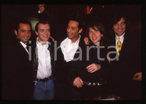 883 Max PEZZALI Mauro REPETTO - FIORELLO 1993 - 35mm vintage slide (6) Diapositiva originale, in formato 35 mm.Nella diapositiva compare inoltre Claudio Cecchetto.Per i diritti rivolgersi a ICharta.E' severamente vietata la riproduzione. Tutti i diritti sono riservati.ICharta mette in vendita, sul negozio eBay e in esclusiva sul sito "icharta" il proprio archivio composto da numerose diapositive e negativi fotografici d'epoca, tutti originali e autentici, che attraversano la storia del costume tra la fine degli anni Sessanta e Novanta.Si tratta di uno sguardo inedito sull'attualità , la politica, la vita quotidiana, il gossip e la cultura, che fotografa il cambiamento della nazione in quest'ultimo scorcio del XX secolo.Un'occasione unica per il mercato del collezionismo, che vede finalmente disponibile un archivio eccezionale per vastità , tematiche e condizioni, in un settore (il negativo fotografico e la diapositiva) di assoluta novitÃ e dalle interessanti prospettive di investimento. GOOD/buono   originale e autentica 1