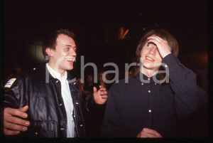 883 Max PEZZALI Mauro REPETTO 1993 - 35mm vintage slide (11) Diapositiva originale, in formato 35 mm.Per i diritti rivolgersi a ICharta.E' severamente vietata la riproduzione. Tutti i diritti sono riservati.ICharta mette in vendita, sul negozio eBay e in esclusiva sul sito "icharta" il proprio archivio composto da numerose diapositive e negativi fotografici d'epoca, tutti originali e autentici, che attraversano la storia del costume tra la fine degli anni Sessanta e Novanta.Si tratta di uno sguardo inedito sull'attualità , la politica, la vita quotidiana, il gossip e la cultura, che fotografa il cambiamento della nazione in quest'ultimo scorcio del XX secolo.Un'occasione unica per il mercato del collezionismo, che vede finalmente disponibile un archivio eccezionale per vastità , tematiche e condizioni, in un settore (il negativo fotografico e la diapositiva) di assoluta novitÃ e dalle interessanti prospettive di investimento. GOOD/buono   originale e autentica 1