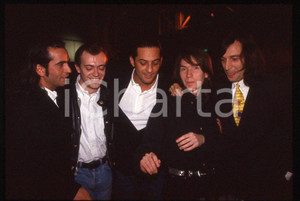 883 Max PEZZALI Mauro REPETTO - FIORELLO 1993 - 35mm vintage slide (9) Diapositiva originale, in formato 35 mm.Nella diapositiva compare inoltre Claudio Cecchetto.Per i diritti rivolgersi a ICharta.E' severamente vietata la riproduzione. Tutti i diritti sono riservati.ICharta mette in vendita, sul negozio eBay e in esclusiva sul sito "icharta" il proprio archivio composto da numerose diapositive e negativi fotografici d'epoca, tutti originali e autentici, che attraversano la storia del costume tra la fine degli anni Sessanta e Novanta.Si tratta di uno sguardo inedito sull'attualità , la politica, la vita quotidiana, il gossip e la cultura, che fotografa il cambiamento della nazione in quest'ultimo scorcio del XX secolo.Un'occasione unica per il mercato del collezionismo, che vede finalmente disponibile un archivio eccezionale per vastità , tematiche e condizioni, in un settore (il negativo fotografico e la diapositiva) di assoluta novitÃ e dalle interessanti prospettive di investimento. GOOD/buono   originale e autentica 1