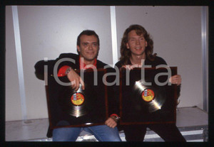 883 Max PEZZALI Mauro REPETTO - NORD SUD OVEST EST 1993 - 35mm vintage slide (3) Diapositiva originale, in formato 35 mm.Per i diritti rivolgersi a ICharta.E' severamente vietata la riproduzione. Tutti i diritti sono riservati.ICharta mette in vendita, sul negozio eBay e in esclusiva sul sito "icharta" il proprio archivio composto da numerose diapositive e negativi fotografici d'epoca, tutti originali e autentici, che attraversano la storia del costume tra la fine degli anni Sessanta e Novanta.Si tratta di uno sguardo inedito sull'attualità , la politica, la vita quotidiana, il gossip e la cultura, che fotografa il cambiamento della nazione in quest'ultimo scorcio del XX secolo.Un'occasione unica per il mercato del collezionismo, che vede finalmente disponibile un archivio eccezionale per vastità , tematiche e condizioni, in un settore (il negativo fotografico e la diapositiva) di assoluta novitÃ e dalle interessanti prospettive di investimento. GOOD/buono   originale e autentica 1