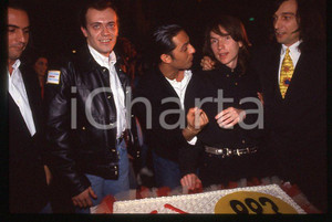 883 FIORELLO Max PEZZALI Mauro REPETTO 1993 - 35mm vintage slide (3) Diapositiva originale, in formato 35 mm.Nella diapositiva compare inoltre Claudio Cecchetto.Per i diritti rivolgersi a ICharta.E' severamente vietata la riproduzione. Tutti i diritti sono riservati.ICharta mette in vendita, sul negozio eBay e in esclusiva sul sito "icharta" il proprio archivio composto da numerose diapositive e negativi fotografici d'epoca, tutti originali e autentici, che attraversano la storia del costume tra la fine degli anni Sessanta e Novanta.Si tratta di uno sguardo inedito sull'attualità , la politica, la vita quotidiana, il gossip e la cultura, che fotografa il cambiamento della nazione in quest'ultimo scorcio del XX secolo.Un'occasione unica per il mercato del collezionismo, che vede finalmente disponibile un archivio eccezionale per vastità , tematiche e condizioni, in un settore (il negativo fotografico e la diapositiva) di assoluta novità e dalle interessanti prospettive di investimento. GOOD/buono   originale e autentica 1