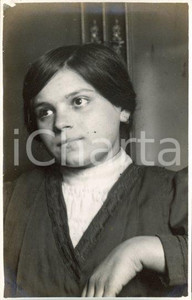 1914 ROMA Ritratto di Celestina LUCIDI - Fotocartolina Luigi GREA (2) Fotografia originale d'epoca.Si tratta di uno scatto realizzato da un fotografo amatoriale, Luigi "Gigi" Grea, funzionario delle ferrovie. FAIR/discreto aloni e minime abrasioni marginali Formato: 9x14 cm originale e autentica 1