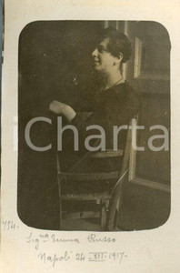 1917 NAPOLI Emma RUSSO - Ritratto sulla sedia *Fotocartolina Luigi GREA Fotografia originale d'epoca, in formato cartolina postale.Si tratta di uno scatto realizzato da un fotografo amatoriale, Luigi "Gigi" Grea, funzionario delle ferrovie.Didascalia manoscritta al recto. GOOD/buono piccolo foro di affissione angolare Formato: 9x14 cm originale e autentica 1