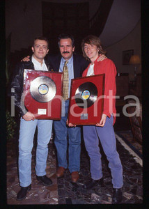 883 Max PEZZALI Mauro REPETTO - NORD SUD OVEST EST 1993 - 35mm vintage slide (9) Diapositiva originale, in formato 35 mm.Per i diritti rivolgersi a ICharta.E' severamente vietata la riproduzione. Tutti i diritti sono riservati.ICharta mette in vendita, sul negozio eBay e in esclusiva sul sito "icharta" il proprio archivio composto da numerose diapositive e negativi fotografici d'epoca, tutti originali e autentici, che attraversano la storia del costume tra la fine degli anni Sessanta e Novanta.Si tratta di uno sguardo inedito sull'attualità , la politica, la vita quotidiana, il gossip e la cultura, che fotografa il cambiamento della nazione in quest'ultimo scorcio del XX secolo.Un'occasione unica per il mercato del collezionismo, che vede finalmente disponibile un archivio eccezionale per vastità , tematiche e condizioni, in un settore (il negativo fotografico e la diapositiva) di assoluta novitÃ e dalle interessanti prospettive di investimento. GOOD/buono   originale e autentica 1