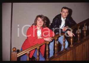 883 Max PEZZALI Mauro REPETTO - MUSICA 1993 - 35mm vintage slide 6 Diapositiva originale, in formato 35 mm.Per i diritti rivolgersi a ICharta.E' severamente vietata la riproduzione. Tutti i diritti sono riservati.ICharta mette in vendita, sul negozio eBay e in esclusiva sul sito "icharta" il proprio archivio composto da numerose diapositive e negativi fotografici d'epoca, tutti originali e autentici, che attraversano la storia del costume tra la fine degli anni Sessanta e Novanta.Si tratta di uno sguardo inedito sull'attualità , la politica, la vita quotidiana, il gossip e la cultura, che fotografa il cambiamento della nazione in quest'ultimo scorcio del XX secolo.Un'occasione unica per il mercato del collezionismo, che vede finalmente disponibile un archivio eccezionale per vastità , tematiche e condizioni, in un settore (il negativo fotografico e la diapositiva) di assoluta novitÃ e dalle interessanti prospettive di investimento. GOOD/buono   originale e autentica 1