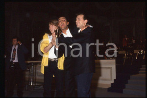 883 FIORELLO Max PEZZALI Festival Italiano 1993 - 35mm vintage slide 2 Diapositiva originale, in formato 35 mm.Scattata durante le riprese della trasmissione televisiva "Festival Italiano". Nella diapositive compare inoltre Mauro Repetto. Per i diritti rivolgersi a ICharta.E' severamente vietata la riproduzione. Tutti i diritti sono riservati.ICharta mette in vendita, sul negozio eBay e in esclusiva sul sito "icharta" il proprio archivio composto da numerose diapositive e negativi fotografici d'epoca, tutti originali e autentici, che attraversano la storia del costume tra la fine degli anni Sessanta e Novanta.Si tratta di uno sguardo inedito sull'attualità , la politica, la vita quotidiana, il gossip e la cultura, che fotografa il cambiamento della nazione in quest'ultimo scorcio del XX secolo.Un'occasione unica per il mercato del collezionismo, che vede finalmente disponibile un archivio eccezionale per vastità , tematiche e condizioni, in un settore (il negativo fotografico e la diapositiva) di assoluta novitÃ e dalle interessanti prospettive di investimento. GOOD/buono   originale e autentica 1