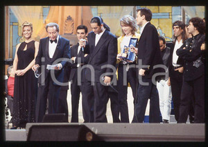 883 FIORELLO Max PEZZALI Festival Italiano 1993 - 35mm vintage slide 13 Diapositiva originale, in formato 35 mm.Scattata durante le riprese della trasmissione televisiva "Festival Italiano".Nella diapositive compare inoltre Mauro Repetto, Mike Bongiorno e Paola Barale.Per i diritti rivolgersi a ICharta.E' severamente vietata la riproduzione. Tutti i diritti sono riservati.ICharta mette in vendita, sul negozio eBay e in esclusiva sul sito "icharta" il proprio archivio composto da numerose diapositive e negativi fotografici d'epoca, tutti originali e autentici, che attraversano la storia del costume tra la fine degli anni Sessanta e Novanta.Si tratta di uno sguardo inedito sull'attualità , la politica, la vita quotidiana, il gossip e la cultura, che fotografa il cambiamento della nazione in quest'ultimo scorcio del XX secolo.Un'occasione unica per il mercato del collezionismo, che vede finalmente disponibile un archivio eccezionale per vastità , tematiche e condizioni, in un settore (il negativo fotografico e la diapositiva) di assoluta novitÃ e dalle interessanti prospettive di investimento. GOOD/buono   originale e autentica 1