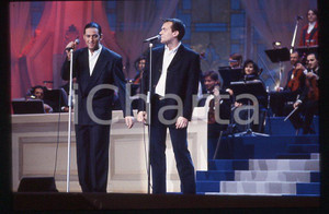 883 FIORELLO Max PEZZALI Festival Italiano 1993 - 35mm vintage slide 23 Diapositiva originale, in formato 35 mm.Scattata durante le riprese della trasmissione televisiva "Festival Italiano".Per i diritti rivolgersi a ICharta.E' severamente vietata la riproduzione. Tutti i diritti sono riservati.ICharta mette in vendita, sul negozio eBay e in esclusiva sul sito "icharta" il proprio archivio composto da numerose diapositive e negativi fotografici d'epoca, tutti originali e autentici, che attraversano la storia del costume tra la fine degli anni Sessanta e Novanta.Si tratta di uno sguardo inedito sull'attualità , la politica, la vita quotidiana, il gossip e la cultura, che fotografa il cambiamento della nazione in quest'ultimo scorcio del XX secolo.Un'occasione unica per il mercato del collezionismo, che vede finalmente disponibile un archivio eccezionale per vastità , tematiche e condizioni, in un settore (il negativo fotografico e la diapositiva) di assoluta novitÃ e dalle interessanti prospettive di investimento. GOOD/buono   originale e autentica 1