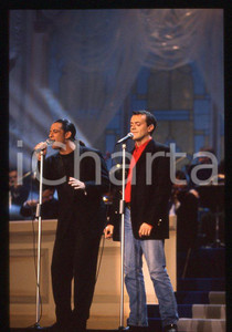 883 FIORELLO Max PEZZALI Festival Italiano 1993 - 35mm vintage slide 34 Diapositiva originale, in formato 35 mm.Scattata durante le riprese della trasmissione televisiva "Festival Italiano".Per i diritti rivolgersi a ICharta.E' severamente vietata la riproduzione. Tutti i diritti sono riservati.ICharta mette in vendita, sul negozio eBay e in esclusiva sul sito "icharta" il proprio archivio composto da numerose diapositive e negativi fotografici d'epoca, tutti originali e autentici, che attraversano la storia del costume tra la fine degli anni Sessanta e Novanta.Si tratta di uno sguardo inedito sull'attualità , la politica, la vita quotidiana, il gossip e la cultura, che fotografa il cambiamento della nazione in quest'ultimo scorcio del XX secolo.Un'occasione unica per il mercato del collezionismo, che vede finalmente disponibile un archivio eccezionale per vastità , tematiche e condizioni, in un settore (il negativo fotografico e la diapositiva) di assoluta novitÃ e dalle interessanti prospettive di investimento. GOOD/buono   originale e autentica 1