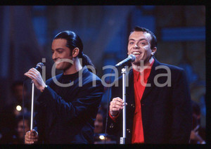 883 FIORELLO Max PEZZALI Festival Italiano 1993 - 35mm vintage slide 32 Diapositiva originale, in formato 35 mm.Scattata durante le riprese della trasmissione televisiva "Festival Italiano".Per i diritti rivolgersi a ICharta.E' severamente vietata la riproduzione. Tutti i diritti sono riservati.ICharta mette in vendita, sul negozio eBay e in esclusiva sul sito "icharta" il proprio archivio composto da numerose diapositive e negativi fotografici d'epoca, tutti originali e autentici, che attraversano la storia del costume tra la fine degli anni Sessanta e Novanta.Si tratta di uno sguardo inedito sull'attualità , la politica, la vita quotidiana, il gossip e la cultura, che fotografa il cambiamento della nazione in quest'ultimo scorcio del XX secolo.Un'occasione unica per il mercato del collezionismo, che vede finalmente disponibile un archivio eccezionale per vastità , tematiche e condizioni, in un settore (il negativo fotografico e la diapositiva) di assoluta novitÃ e dalle interessanti prospettive di investimento. GOOD/buono   originale e autentica 1